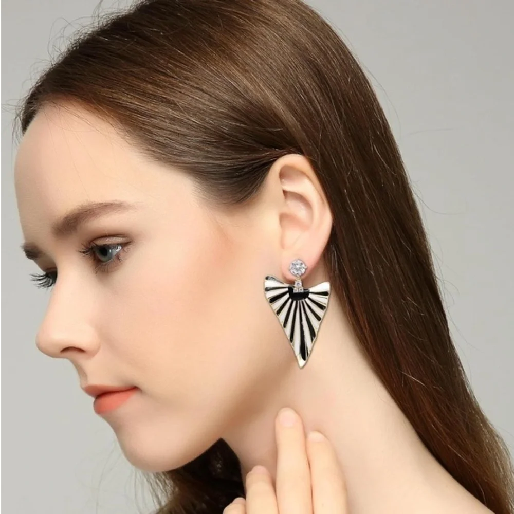 Gorgeous Rhinestone Geometric Post Earrings - Picture 3 of 5